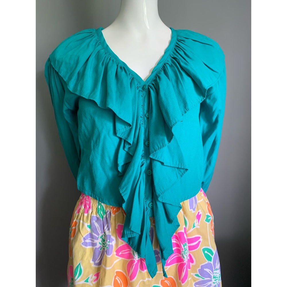 VTG Extra Femme Collection : ruffled buttoned crop